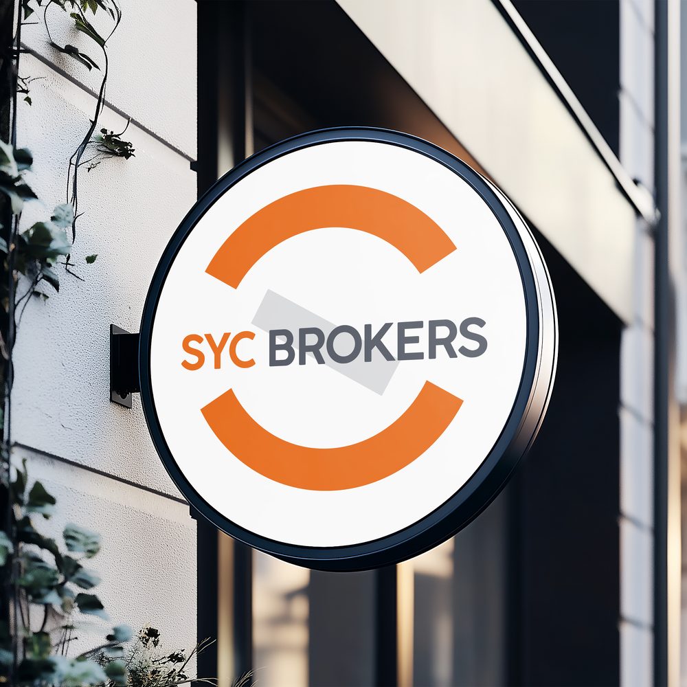 Cartel circular de SYC Brokers en fachada