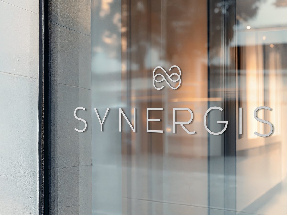 Identidad de Synergis aplicada en vidriera